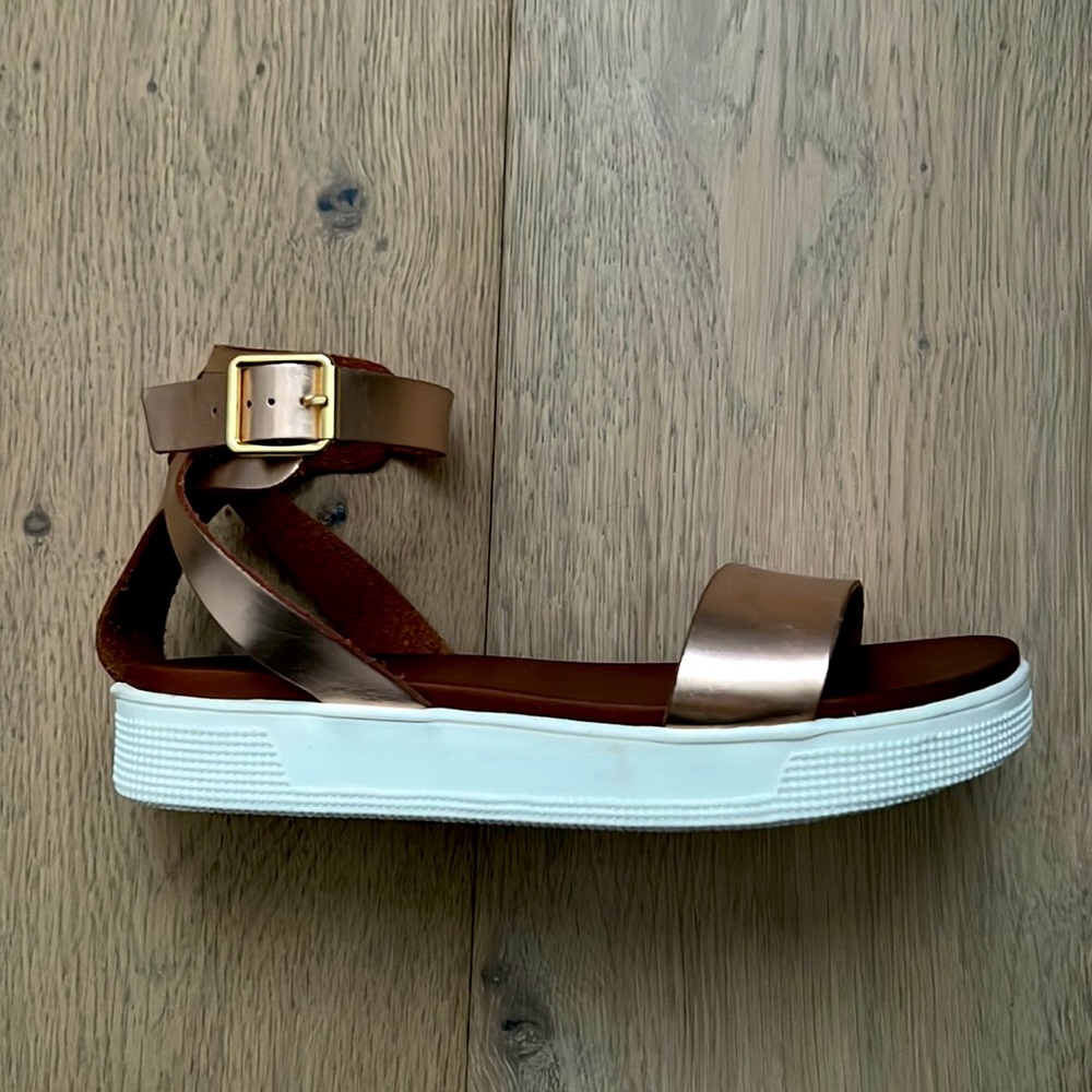 NEW MIA Women’s ELLEN FLATFORM Sandal in Rose Gold